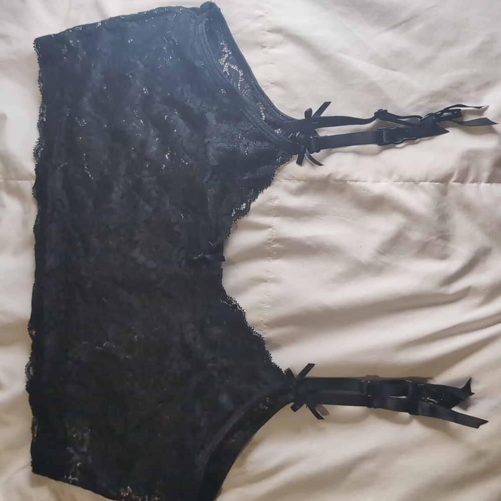 Extra Large, No Tag Garter belt.
